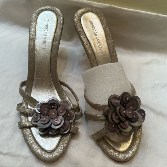 Johnston & Murphy. Color: Gold Metallic Kid Suede Size:7 - Picture 2 of 5